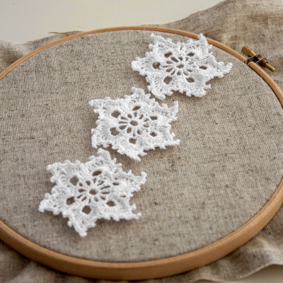 Набор вязаных салфеток Кружева «Снежинки»