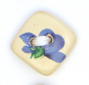 Пуговица маленькая керамическая (10-5,6(14х14))