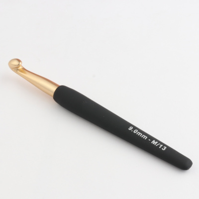 Крючок алюминиевый для вязания с эргономичной черной ручкой, золотистый цвет,9,00 мм, KniPro, 30884