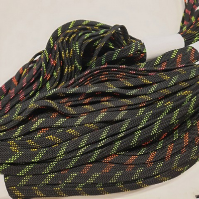 Шнурки плоские, 110 см, 10 пар, ассорти, арт.ШП-110-АС черные с красными/зелеными  вкраплениями 