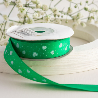 Лента атласная с рисунком арт.TBY.ЛДР.ZT-06.3 шир.1,5см цв.A2-0125 уп.9,14 м сердечки на зелёном
